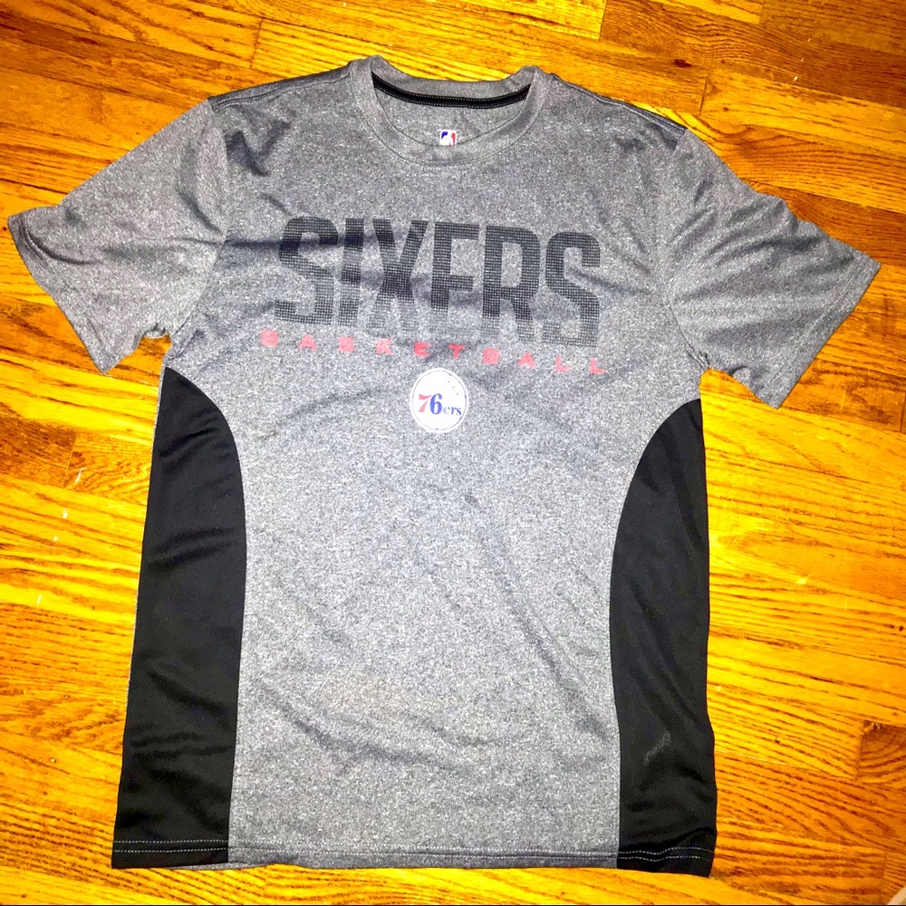 Mens Sixers T-shirt. Sz M. Gently used.